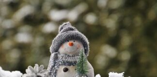 Jak ozdobić boki tortu kremem?